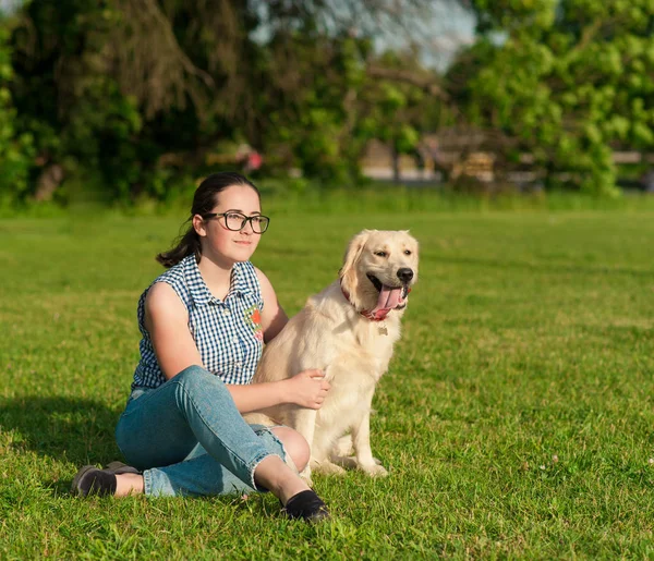 Appy chien et propriétaire profiter de la nature dans le parc — Photo