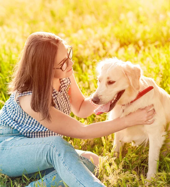 Felice cane e proprietario godendo la natura nel parco — Foto Stock