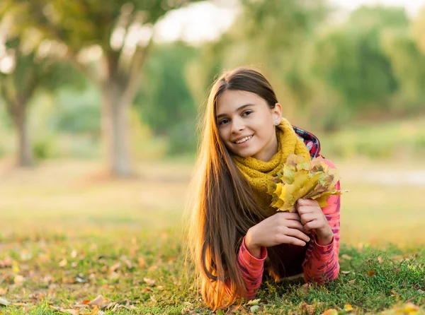Chica Joven Sonriente Acostada Otoño Hojas Arce Otoño Aire Libre —  Fotos de Stock