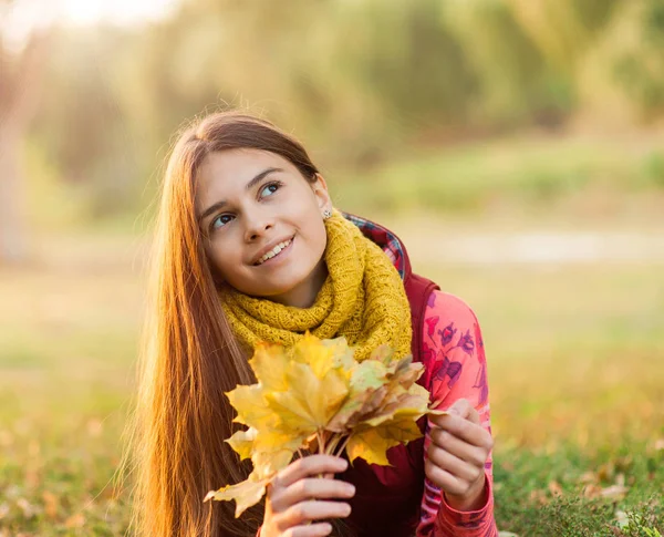 Portrait Smiling Girl Leaves Her Hands Lying Yellow Grass Beautiful — Stock Photo, Image