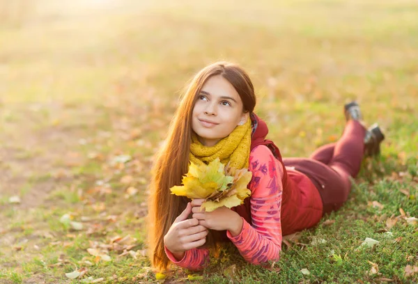 Mooi meisje in kleurrijke herfst buiten — Stockfoto