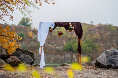 Düğün kemer boho stil mekanlarda dekore edilmiştir. Güzel düğün tuzak kurdu. Düğün töreni bir dağ Nehri yakınında. Festival dekorasyon, güzel sanatlar bölümü