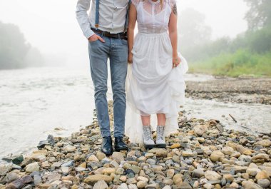 Güzel gelin ve damat. Sadece evlenmiş. Düğün couple.close-up düğün ayakkabıları. Gelin ve damat Dağları, güzel doğa, manzara, sis