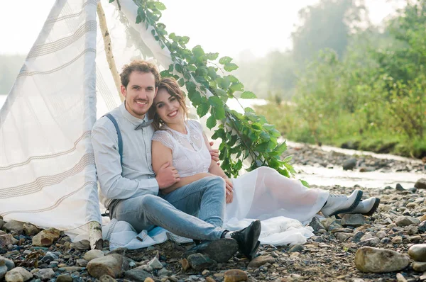 Novio Novia Sentado Orilla Lago Montaña Cerca Del Arco Boda —  Fotos de Stock