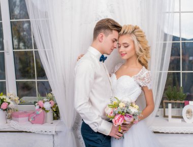 Gelin ve damat bir yılbaşı iç oda. Erkek ve kadın birbirlerinin ellerini tutarak. Noel kavramı orijinal düğün günü için.