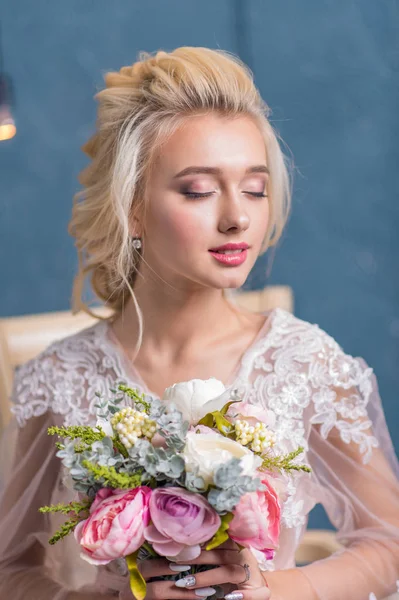 Portrét Krása Nevěsty Nosí Módní Svatební Šaty Peřím Luxusní Radost — Stock fotografie