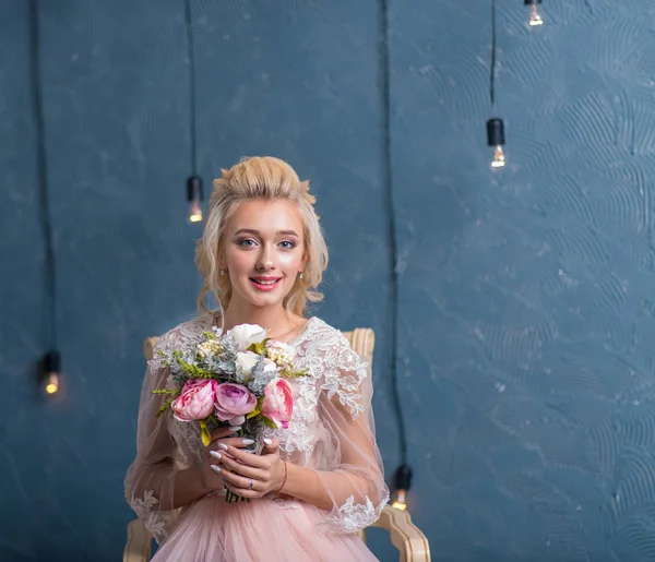Молодая Модная Невеста Осеннего Декора Букетом Цветов Руках Портрет Невесты — стоковое фото