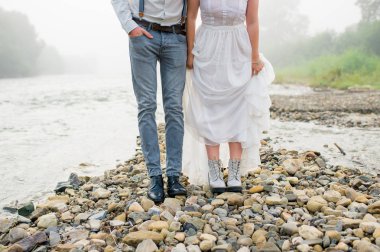 Güzel gelin ve damat. Sadece evlenmiş. Düğün couple.close-up düğün ayakkabıları. Gelin ve damat Dağları, güzel doğa, manzara, sis