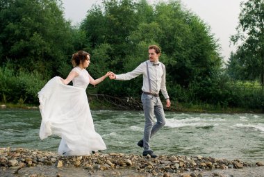 Düğün çifti. Güzel gelin ve damat dans. Sadece evlenmiş. Yakın çekim. Mutlu gelin ve damat onların düğün günü. Damat ve gelin sahilde denize yakın. Gelinlik.