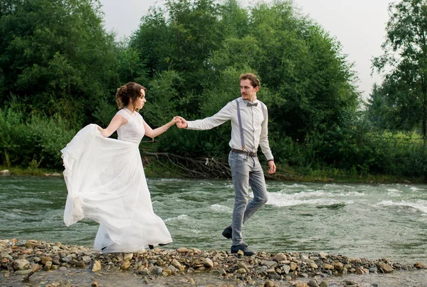 Düğün çifti. Güzel gelin ve damat dans. Sadece evlenmiş. Yakın çekim. Mutlu gelin ve damat onların düğün günü. Damat ve gelin sahilde denize yakın. Gelinlik.