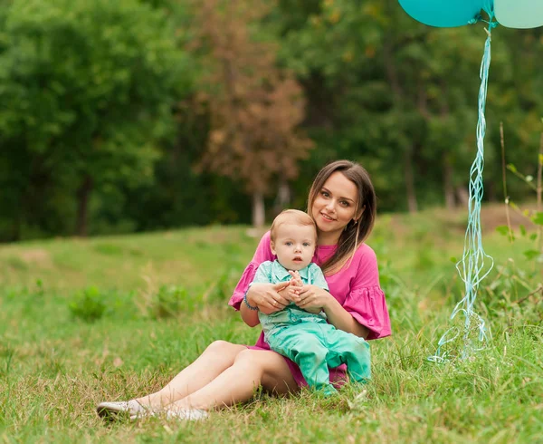 Mutter Und Sohn Sitzen Sommer Mit Luftballons Fluss Einem Park — Stockfoto