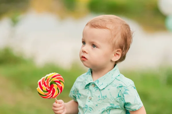 Niño Pequeño Con Caramelo Redondo Las Manos Vacaciones Verano Para —  Fotos de Stock