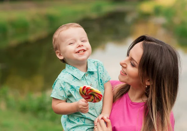 Lächelnd Spielen Mutter Und Kleiner Sohn Gemeinsam Park Glückliche Frau — Stockfoto