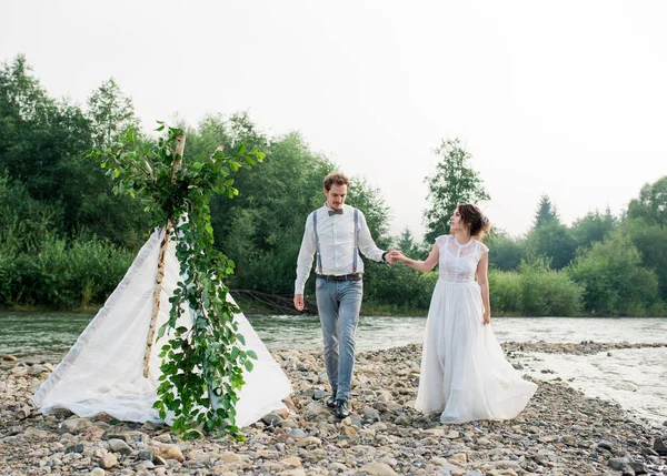 Jeune Couple Nouvellement Marié Mariée Marié Baisers Câlins Près Arche — Photo