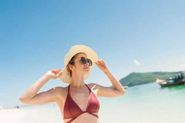 Porträt des Modells Nahaufnahme am Meer im Freien — Stockfoto