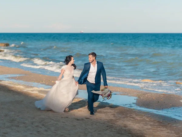 Apenas Casal Correndo Uma Praia Areia Vestido Noiva Panorama — Fotografia de Stock