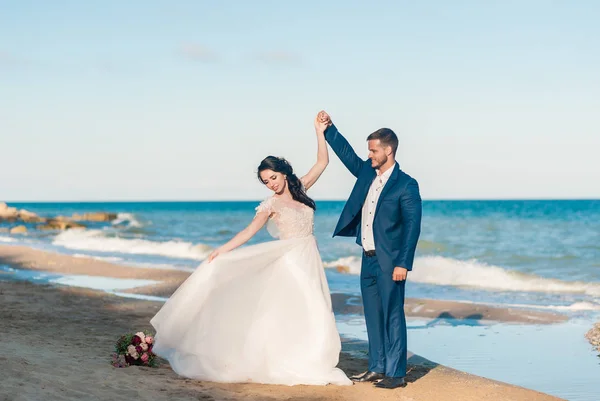 Noiva Recém Casados Feliz Elegante Dança Noivo Apenas Feliz Fecha — Fotografia de Stock