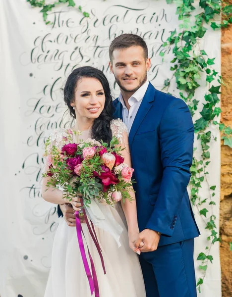 Noiva e noivo na cerimônia de casamento perto do mar — Fotografia de Stock