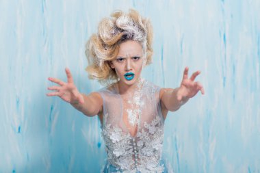 Portre buz kraliçesi kar kraliçesi görüntüdeki kapatın. Yaratıcı makyaj şeffaf bir elbise ile güzel bir kız. Yüz güzelliği. Moda, güzellik.