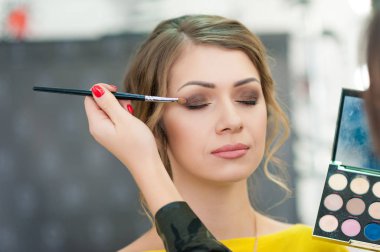 Güzel ve genç birbayan düğün makyaj uygulamak