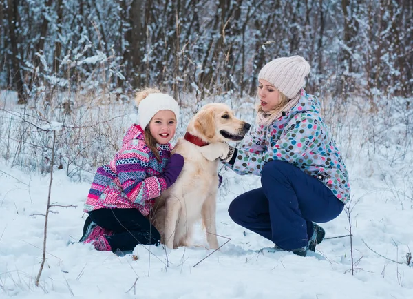 Feliz Hermosa Familia Joven Con Perro Golden Retriever Día Invierno — Foto de Stock