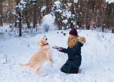 genç kadın plaing ile kış yürüyüşte altın geri almak.
