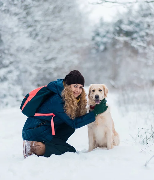 Close up happy woman owner and white golden retriever dog in winter day — Stock Photo, Image