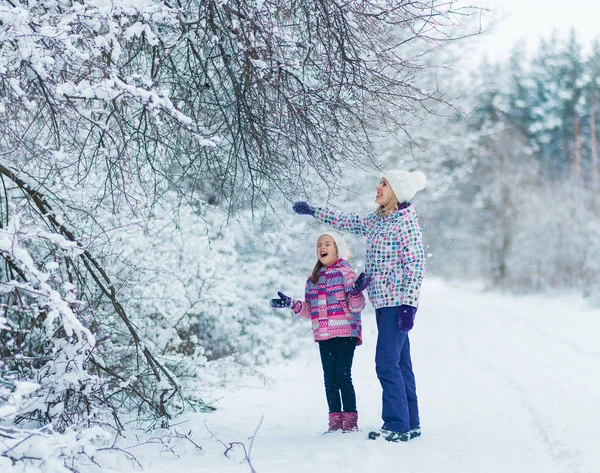 Familia abrazando y riendo en invierno nevado paseo en la naturaleza . — Foto de Stock