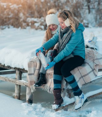 kadın ve çocuk kadar yakın bağlar, Ayakkabı değiştirme hazır sıkma.