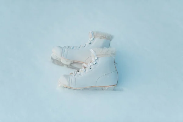 Pair of White Ice Skates in snow background — Stock Photo, Image