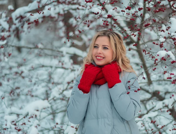 Beautiful blonde curly hair girl i winter clothes outdoors — Stock Photo, Image