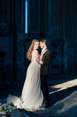 Gelin ve damat eski katedralin düğün töreninde.