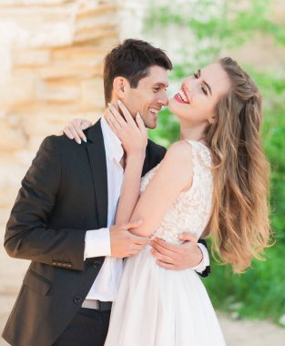 Gelin ve damat eski katedralin düğün töreninde.