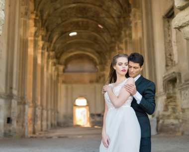 Gelin ve damat eski katedralin düğün töreninde.