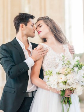 Gelin ve damat eski katedralin düğün töreninde.