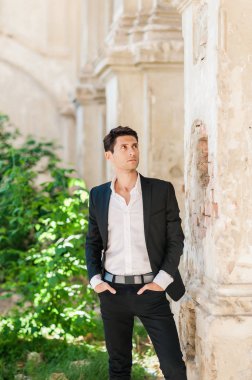 Damat sabah düğün töreni için hazırlanıyor..