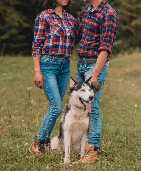 Mujer, hombre y perro en el paseo al aire libre —  Fotos de Stock