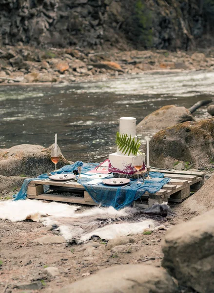 Прекрасный романтический свадебный стол у горной реки — стоковое фото
