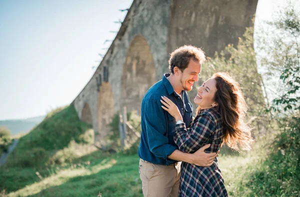 Jong koppel gelukkig joyfull buitenshuis lachen bij zonsondergang — Stockfoto