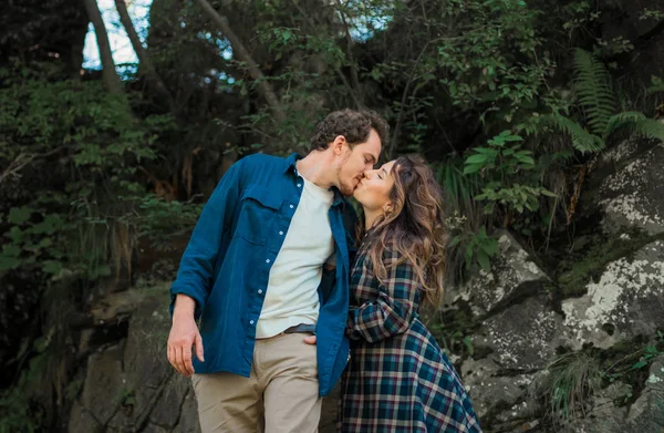 Man en vrouw verliefd op het meer in Bergen — Stockfoto