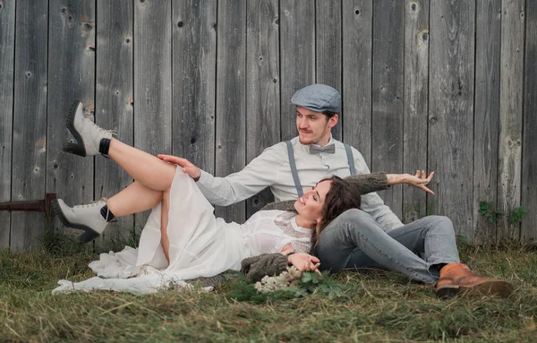 Felices Recién Casados Estilo Vaquero Sentarse Divertirse Cerca Pared Madera —  Fotos de Stock