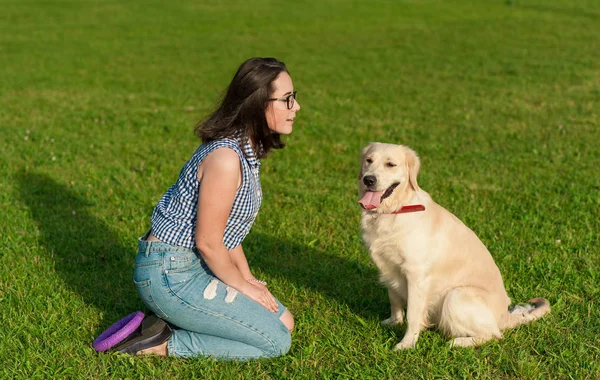 Mujer Morena Bonita Jugando Con Perro Blanco Golden Retriever Hierba — Foto de Stock