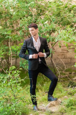 Erkek Damat Düğün töreni için sabah hazırlanıyor.