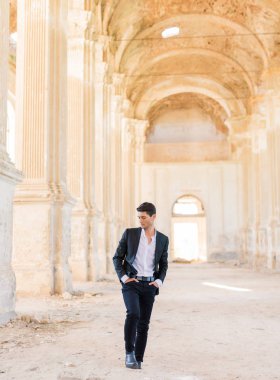 Seksi damat sabah düğün için hazırlanıyor..