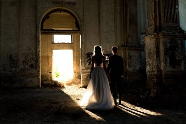 Gelin ve damat eski katedralin düğün töreninde.