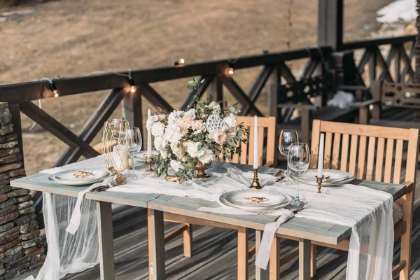 Beautiful Decorated Romantic Wedding Table near a mountain outdoors — Stock Photo, Image