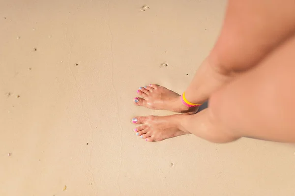 Closeup Woman legs walking on the beach sand — Stock Photo, Image