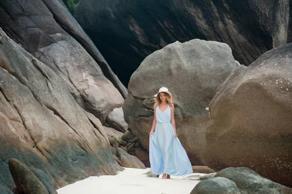 Blonde vrouw in blauwe jurk alleen wandelen op het strand — Stockfoto