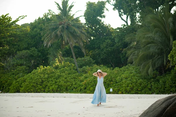 Attractive young woman enjoying walk on white island — Stock Photo, Image