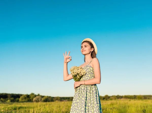 Menina mostrando polegares para cima gesto ao ar livre — Fotografia de Stock